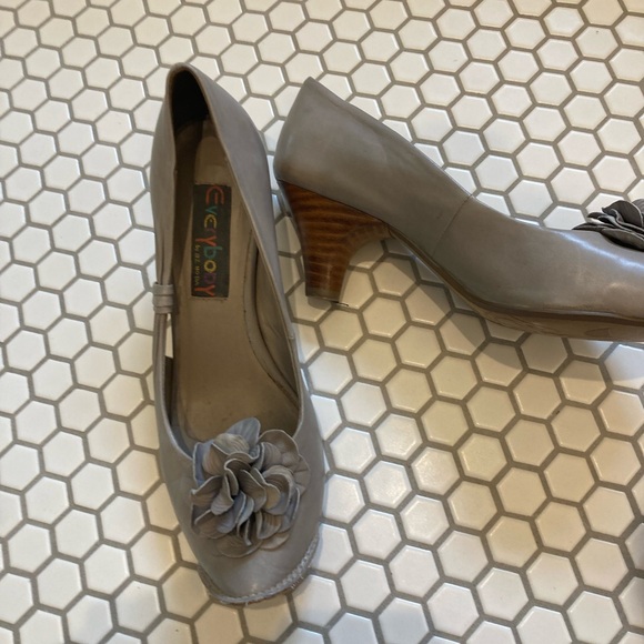 Like New Everybody Adorable gray pumps - Picture 2 of 4